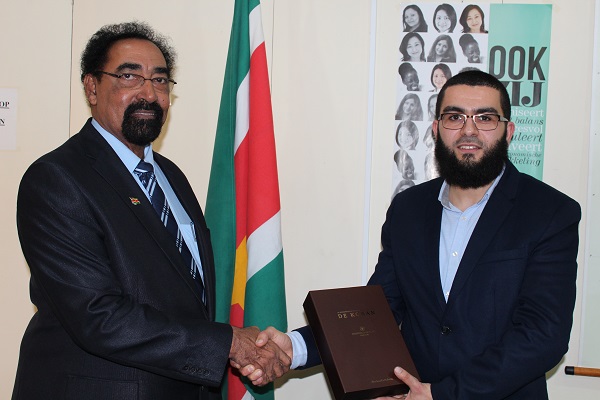 Read more about the article Biza- minister ontvangt Nederlandse vertaling Koran