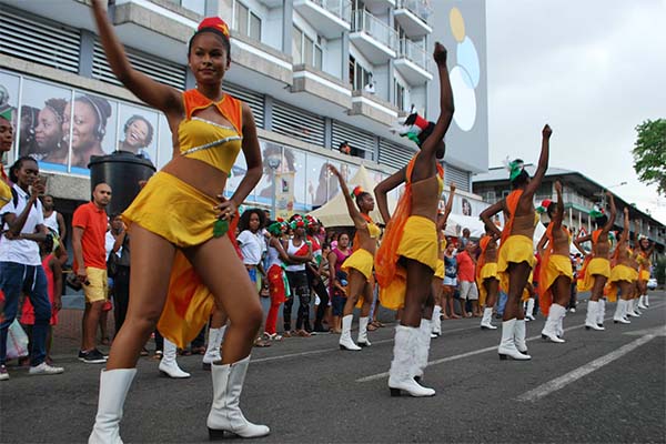 Read more about the article Surinamers naar carnaval in Curaçao