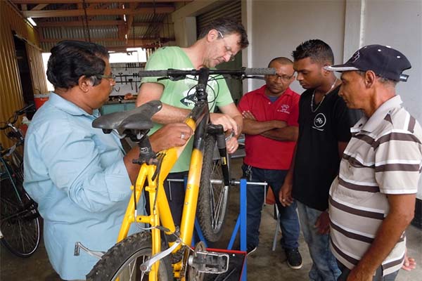 Read more about the article 8-daagse cursus fietstechniek in Paramaribo
