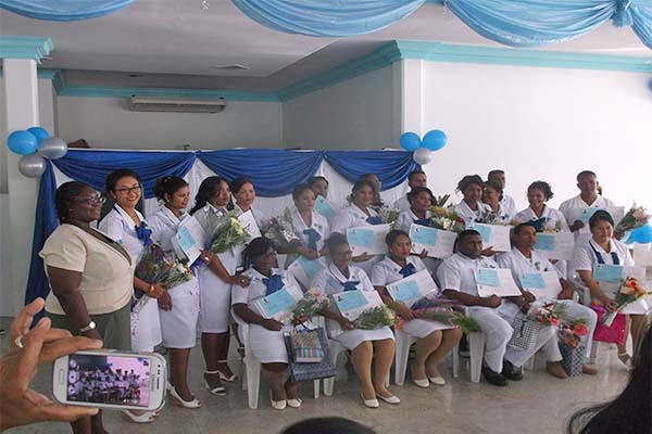Read more about the article COVAB Nickerie levert eerste groep verpleegkundigen af