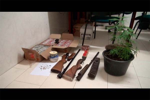 Read more about the article Politie Nickerie houdt man met wapens aan