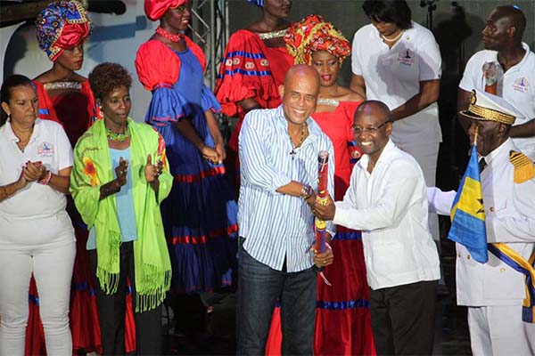 Read more about the article Haïti president overhandigt Carifesta stokje aan Barbados Cultuur minister