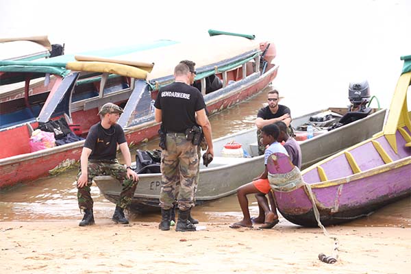 Read more about the article Fransen onderscheppen illegale vissersboten op grens Suriname