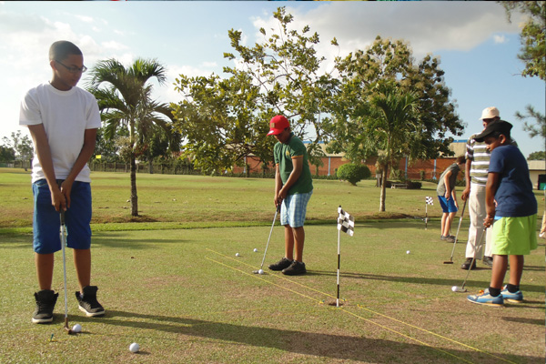 Read more about the article Golfschool maakt aanvang met nieuw seizoen