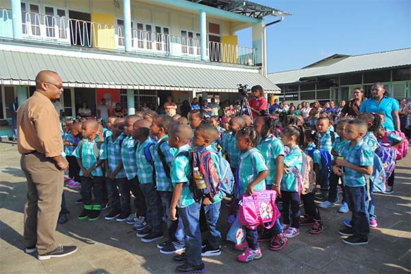Read more about the article Surinaamse VOS-schoolgebouwen ver achter op moderne tijd