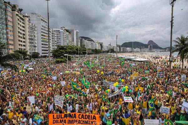 Read more about the article Miljoenen Brazilianen eisen vertrek Roussef