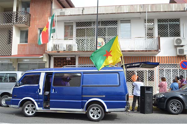 Read more about the article Protest bij Surinaams consulaat Cayenne tegen dure toeristenkaart