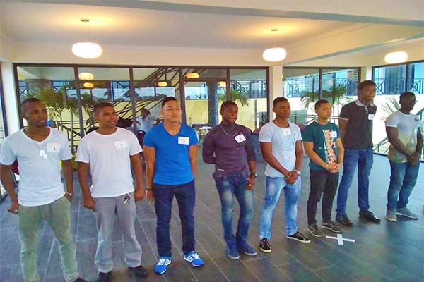 De acht mannen die hebben deelgenomen aan de auditie van de Mr. Handsome Suriname (foto: Mr.Handsome Suriname facebook pagina)