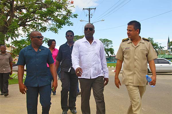 Read more about the article Minister Dikan op werkbezoek in Nickerie