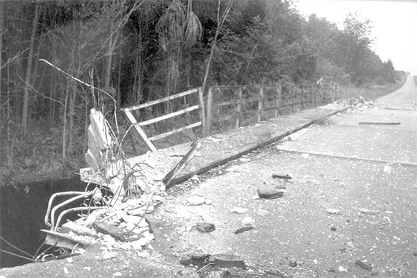 Zware vernielingen werden door het Jungle Commando aan bruggen aangericht op het wegvak tussen Moengo en Albina.