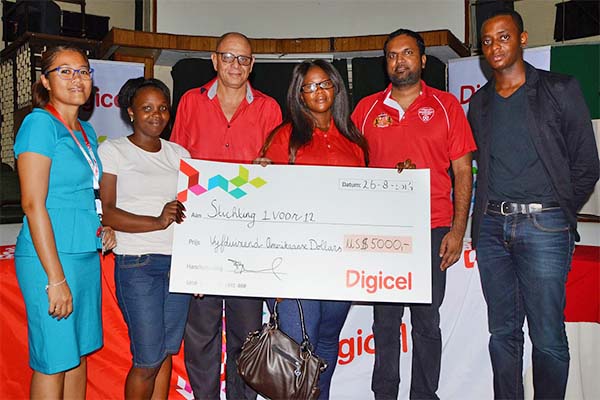 Read more about the article Digicel doneert USD 5000 voor operatie baby Emannie