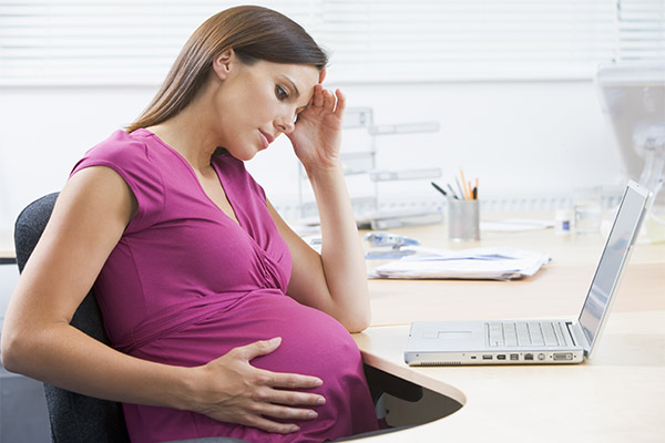 zwangere werkende vrouw