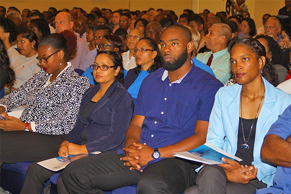 Veel consultants en bedrijven brachten een bezoek aan de aanbestedingsbeurs die door de Inter-American Development Bank (IDB) in Suriname werd gehouden in de Ballroom van Hotel Torarica. 