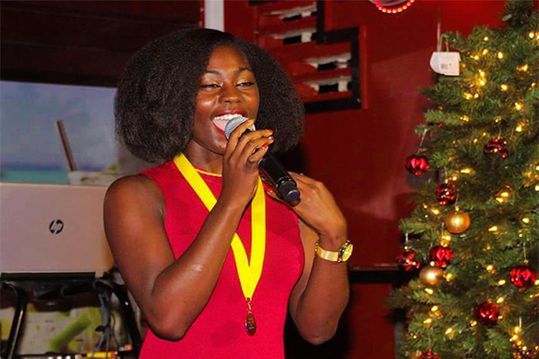 Read more about the article Cherryl Hunter wint ‘Prove it or lose it’ Karaoke Contest