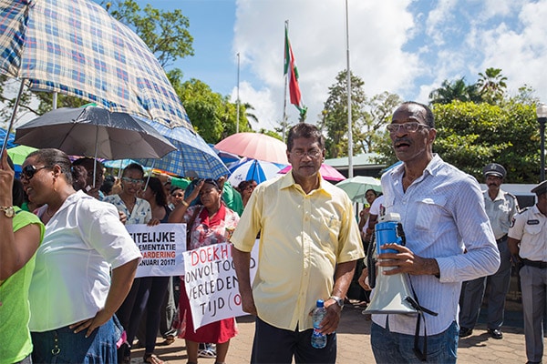 Read more about the article Stakende leerkrachten:‘Geen dictatuur, maar democratie!’