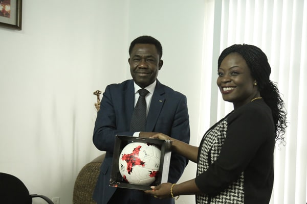 Read more about the article FIFA-director bezoekt minister Joan Dogojo