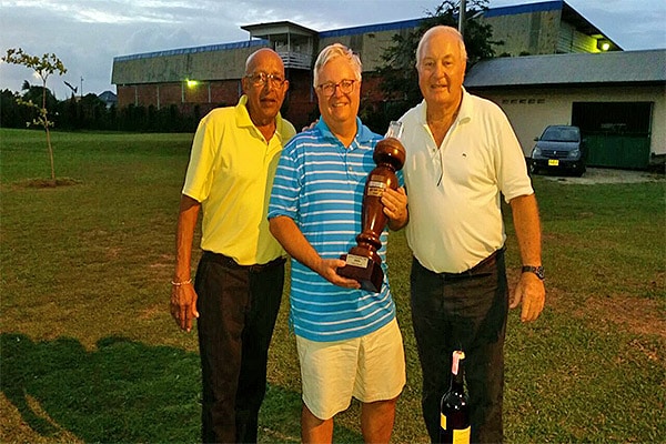 Read more about the article Amerikaanse ambassadeur wint Phagwa golftoernooi