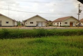 volkswoningen-suriname Een drietal woningen, die binnen het Volkswoningbouwproject zijn gebouwd. Het ministerie van Sociale Zaken en Volkshuisvesting gaat een herregistratie voeren voor de 350 woningen die door de Chinese regering gebouwd zullen worden. (Foto: Roy Bruce)