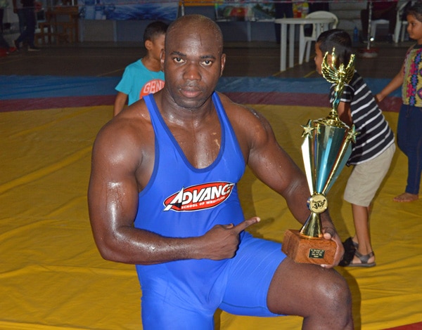 Read more about the article Wilson Balansi prolongeert zwaargewicht worstelkampioenschap