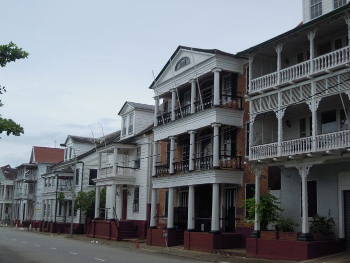 Read more about the article Stadsherstel Suriname ontvangst cheques voor renovatie vijfde pand