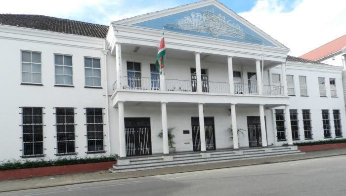 Read more about the article CBvS op rand faillissement, Surinamers kiezen transparant leiderschap