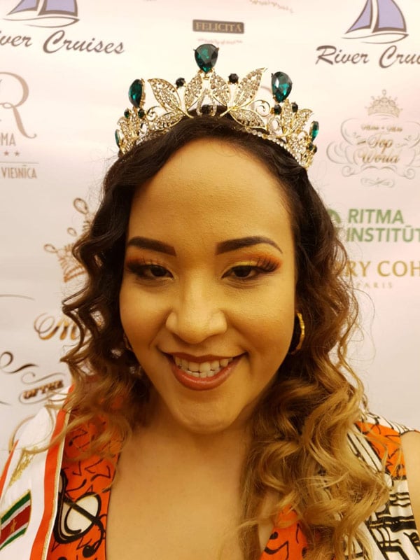 Read more about the article Zangeres Evita Tjon vereerd met titel Miss Top of the World Plussize Suriname