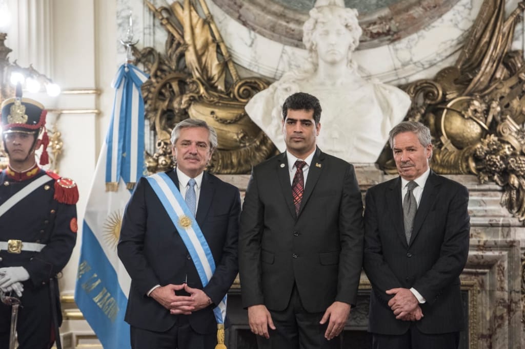 Read more about the article Adhin aanwezig bij inauguratie Argentijnse president