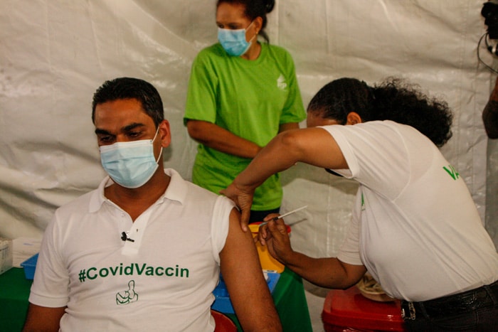 Read more about the article Ramadhin en Redan hebben vertrouwen in het COVID-19-vaccin