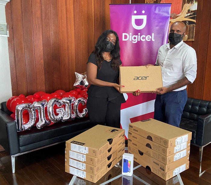Read more about the article Digicel doneert laptops aan TCT