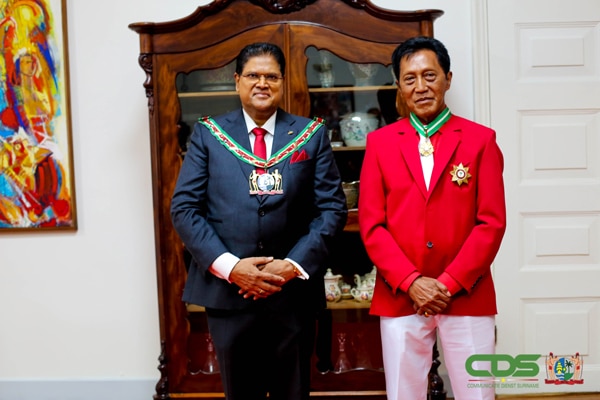 Read more about the article Somohardjo en Setrowidjojo ontvangen hoogste onderscheiding van president Santokhi
