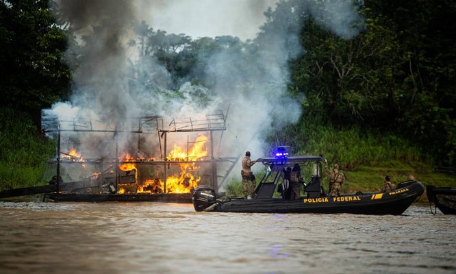Read more about the article 131 boten van illegale goudzoekers verbrandt door Braziliaanse politie