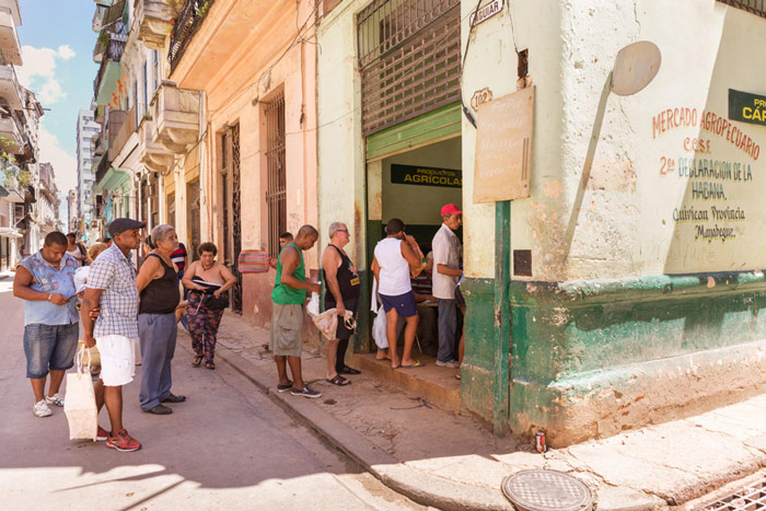 Read more about the article Cubanen staan urenlang in de rij voor levensmiddelen
