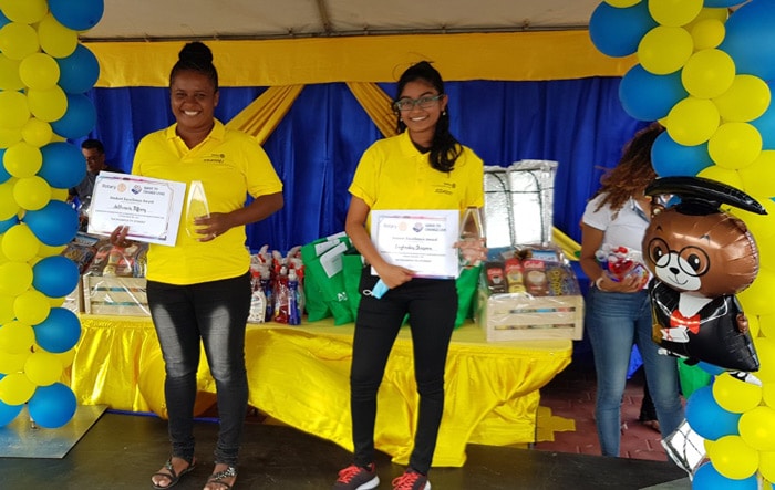 Read more about the article DRIVE THRU STUDENT EXCELLENCE AWARD VAN ROTARY CLUB PARAMARIBO CENTRAL
