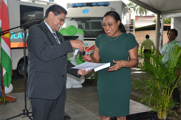 Gezondheidssector versterkt met 12 ambulances President Santokhi