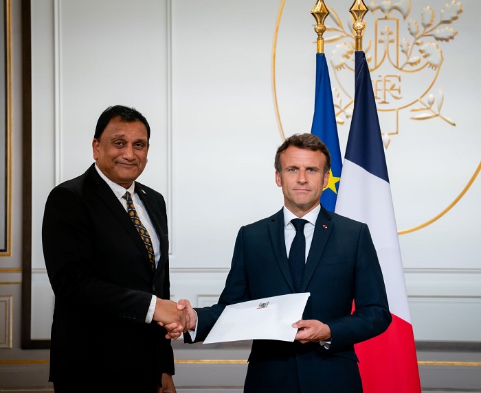 Read more about the article Ambassadeur Ori overhandigt geloofsbrieven aan president Macron