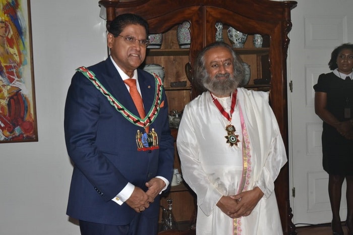 Read more about the article Santokhi honoreert Sri Sri Ravi Shankar met hoge onderscheiding