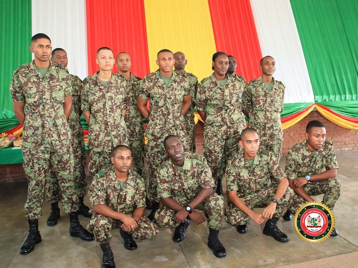 Read more about the article Surinaamse Militaire School levert eerste 13 onderofficieren af