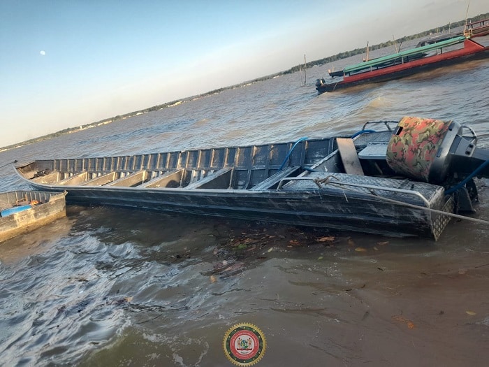 Read more about the article Boot met vreemdelingen onderschept tijdens gezamenlijke vaarpatrouille op de Marowijnerivier