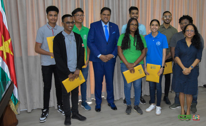 Read more about the article President feliciteert Robotics Team Suriname