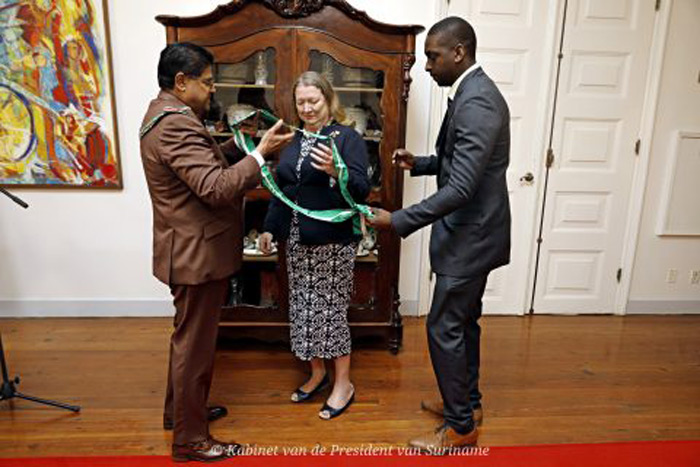 Read more about the article VS-ambassadeur onderscheiden met Grootlint in de Ere-Orde van de Palm