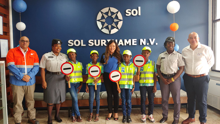 Read more about the article SOL Suriname doneert attributen aan verkeersbrigadiertjes