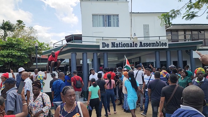 Read more about the article Suriname zal beschermende uitrusting ontvangen vanwege demonstraties