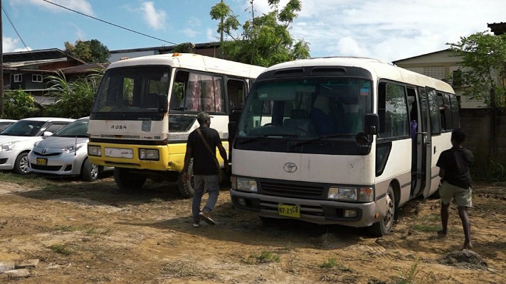 Read more about the article Bewoners Matawaigebied blij met busvervoer naar Paramaribo
