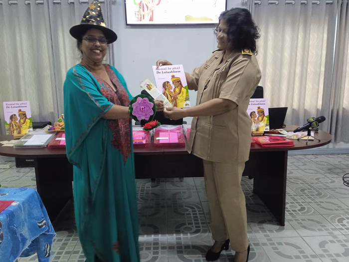 Read more about the article Indra Hu-Ramdas presenteert haar nieuwe boek: ‘Kamal ke phul” in Nickerie