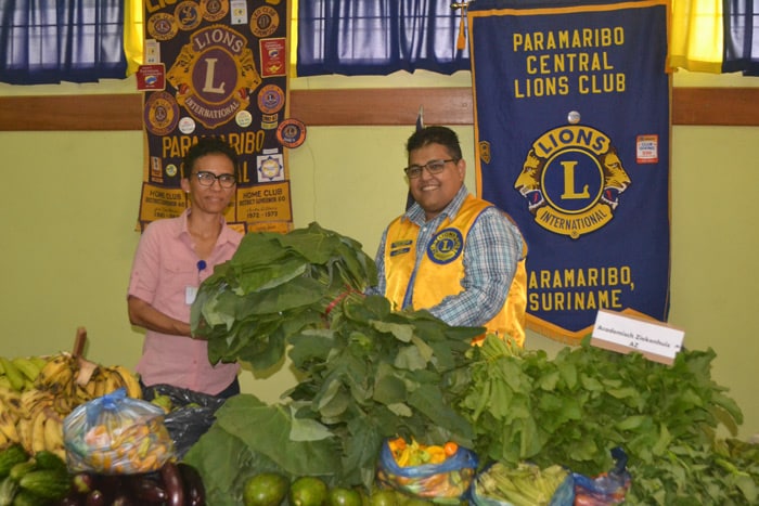 Read more about the article Lions Club Paramaribo Central doneert groenten en fruit aan ziekenhuizen