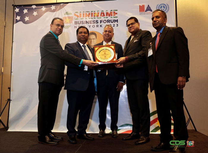 Read more about the article President Santokhi moedigt Amerikaanse investeringen in Suriname aan