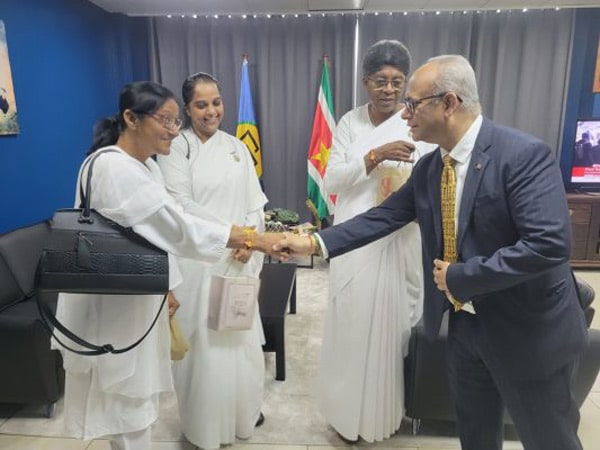 Read more about the article Minister Ramdin ontvangt Rakhi van Brahma Kumaris