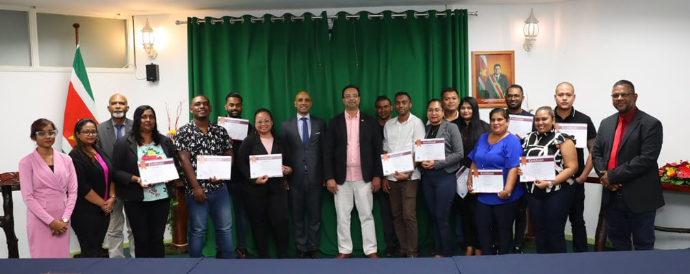 Read more about the article Smart Suriname reikt certificaat Effectief Communiceren uit aan OW-personeel