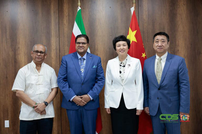 Read more about the article President Santokhi en Chinese minister onderstrepen vriendschappelijke relatie