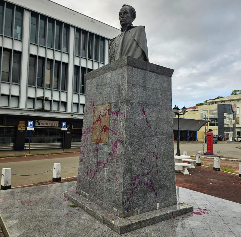 Read more about the article Monument Bolivar besmeurd